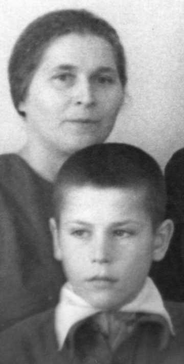 С мамой Анной Сергеевной. Златоуст 1951 г.